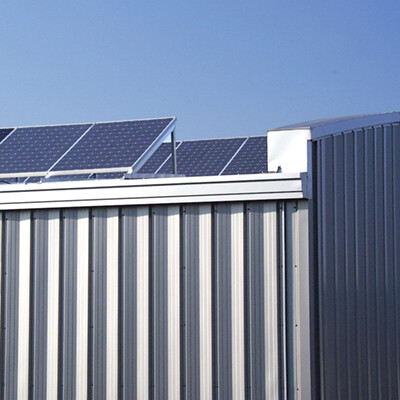 Recyklační budova Astron se solárními panely